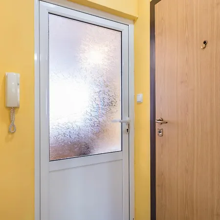 Edelweiss With Free Garage * Warna